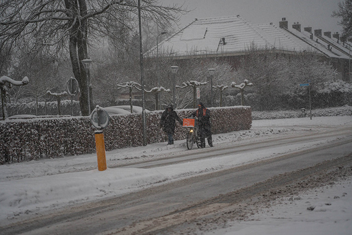 Postbezorger in de sneeuw 7 januari 2026 Ermelo