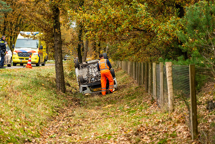 Auto op zijn kop in sloot Ermelo