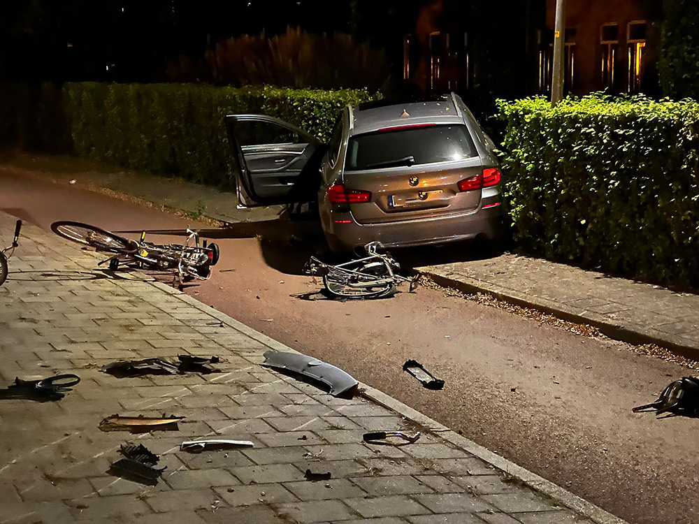 Auto over rotonde Ermelo