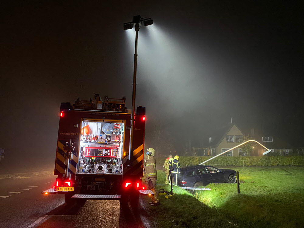 Auto in de sloot op de Slagsteeg in Ermelo