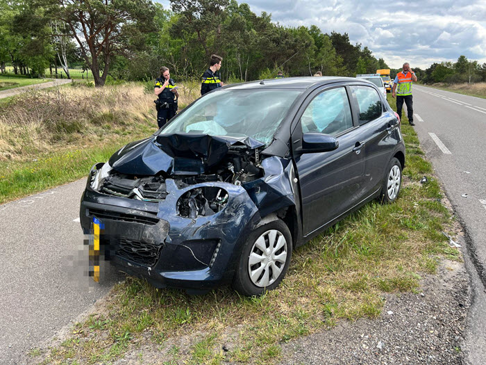 Auto achterop een jeep geknald Ermelo