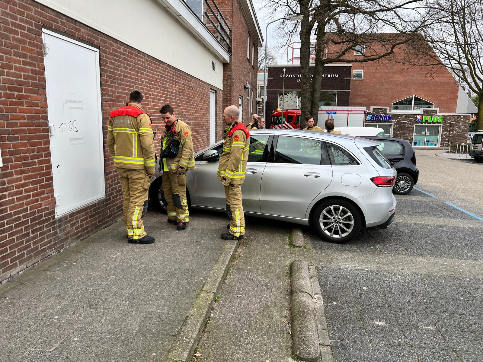 Auto tegen pand Aldi in Ermelo