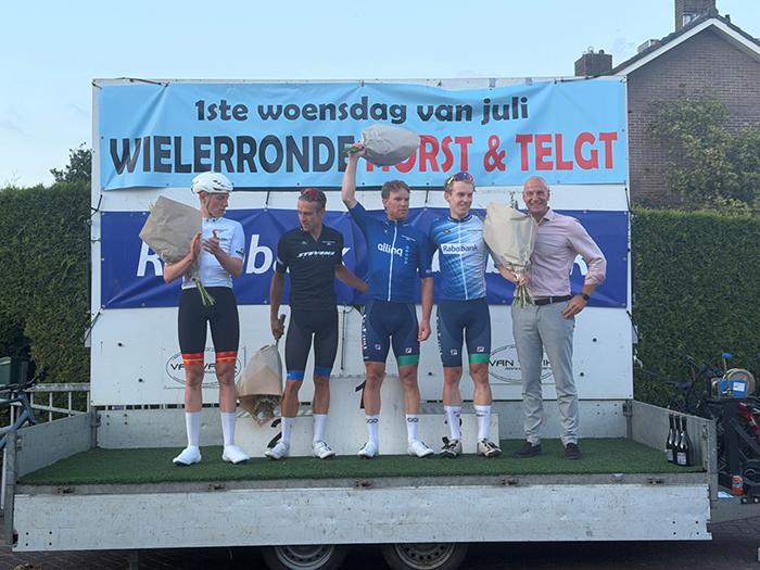 Rabobank-directeur Eijbert Reijerse huldigde de klassementsleiders op het podium. (vlnr): Sus de Ridder (Belofte), Peter Schulting (Sprint), Patrick Bos (Veluweklassement Elite), Dutch Food Valley (Clubklassement). (foto Marco Jansen)