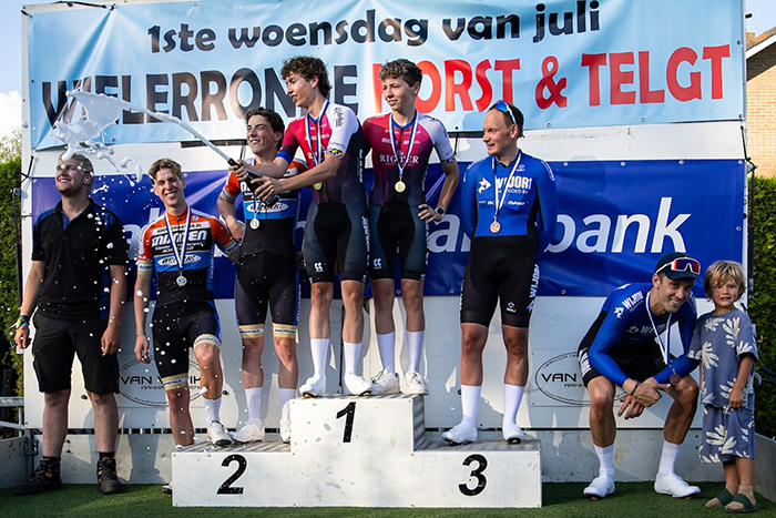 Max Holstege ging voor het eerst aan de champagne.