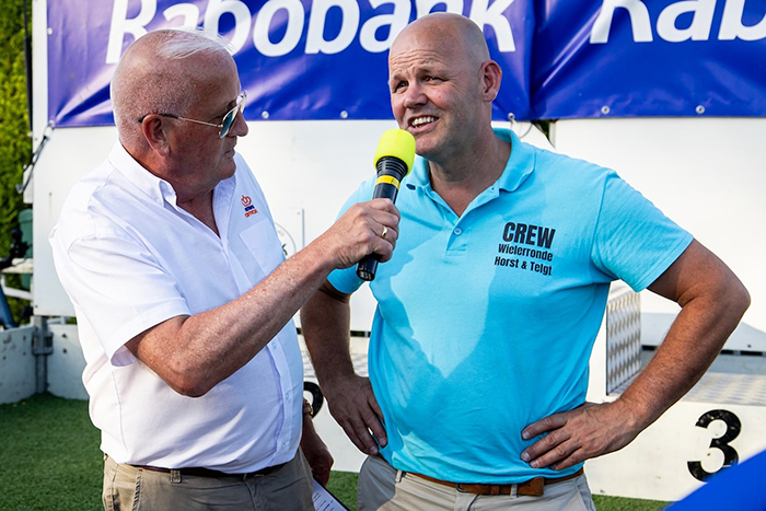 Dirk Jan Grootkarzijn interviewt vrijwilliger Wouter Pieper.