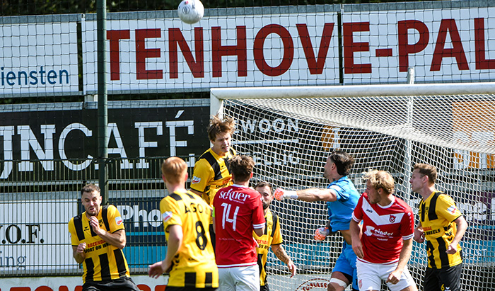 Figo Onderweegs kopt een bal weg uit de verdediging van DVS'33