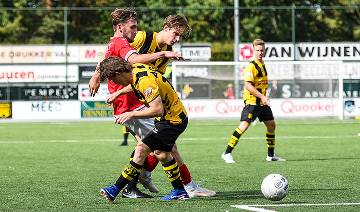 Figo Onderweegs sluit samen met Owen Muller een speler van Harkemase Boys in.