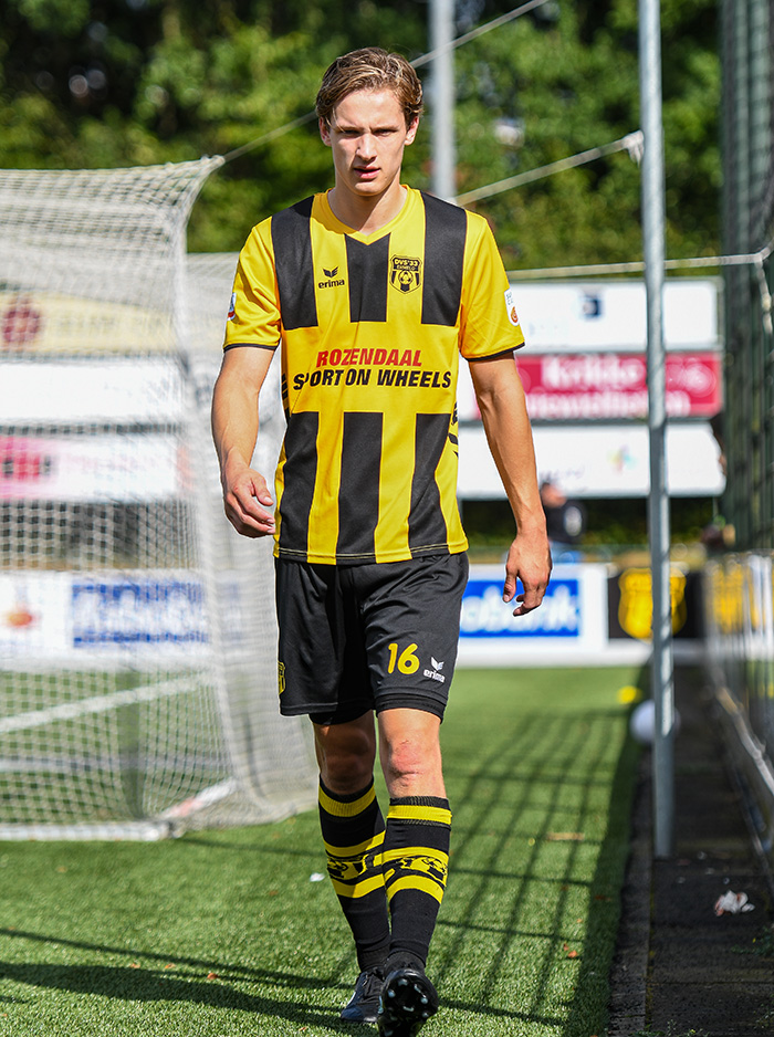 Figo Onderweegs na zijn wissel na 72 minuten. 