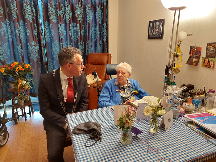 Burgemeester Hans van Daalen en mevrouw van de Brink