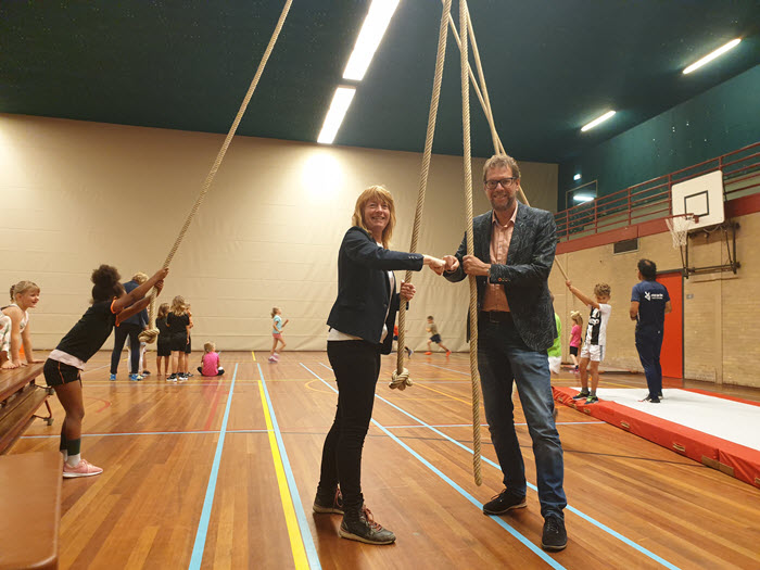 Directeur Henk Norder van Stichting Voor Protestants Christelijk Onderwijs en Marjo de Groot Manager Sport Interactie Sportbedrijf Ermelo B.V. in de gymzaal tijdens bewegingsonderwijs