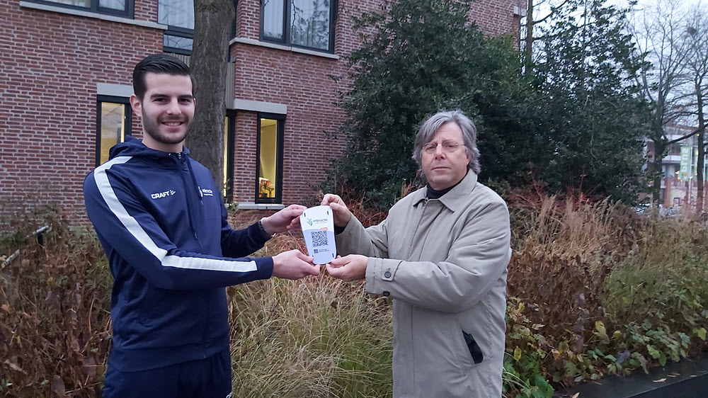 Buurtsportcoach Michiel van Schoonhoven reikt het JOGG cache bordje uit aan wethouder de heer Hans de Haan