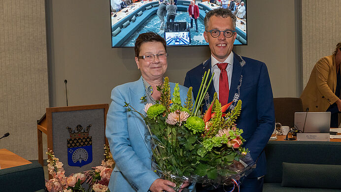 Koninklijke onderscheiding mevrouw van den Broek