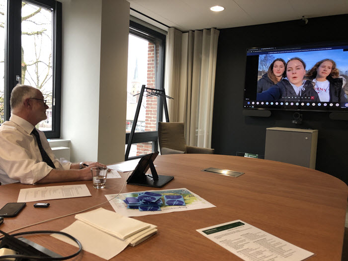 Wethouder Laurens Klappe bekijkt online het werk van Michelle, Noa en Demi