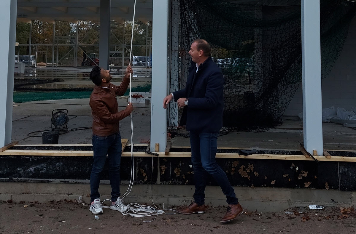 Vlag hijsen hoogste punt de Zanderij in Ermelo