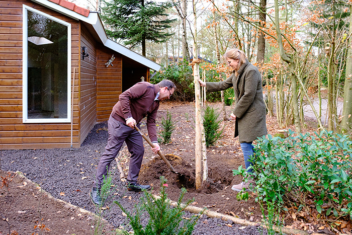 plaatsen boom wethouder Tigchelaar op De Toverberg