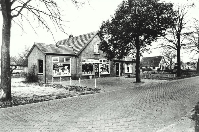Kruidenierswinkel van de familie van Asselt aan de Fokko Kortlanglaan Ermelo