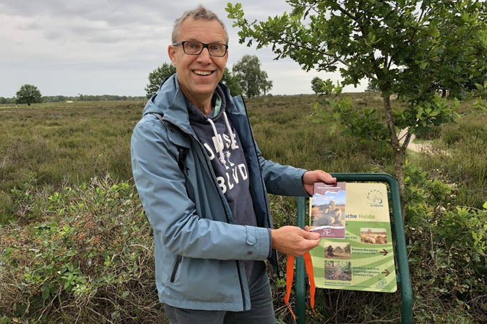 Regioarcheoloog Maarten Wispelwey nam het eerste exemplaar in ontvangst.