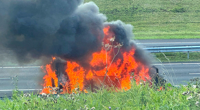 Bestelbus brand A28 bij Putten
