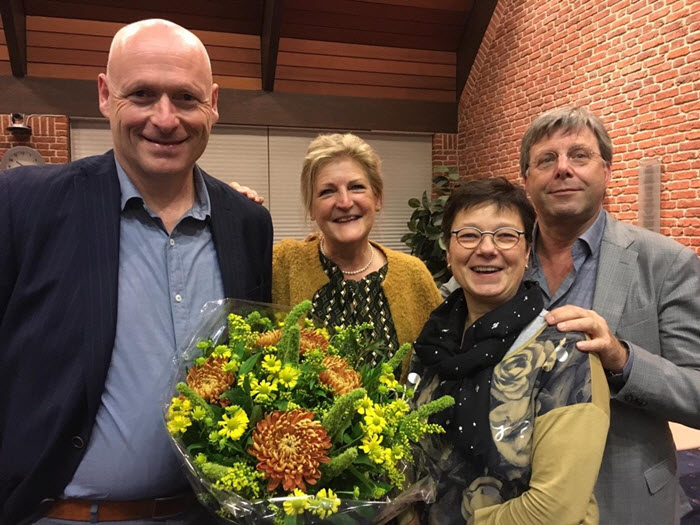 Na zijn beëdiging wordt Gert Jan Brouwer omarmd door fractievoorzitter Herma van der Weiden-van ’t Hof, raadslid Monique van den Broek en wethouder dr. Hans de Haan