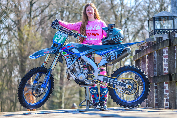 Oldebroekse Kaylee rijdt zich op Zwarte Cross naar podium naast wereld- en Europees kampioene