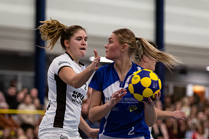 Esmée Hartenberg verdedigt Laura van Winkoop.