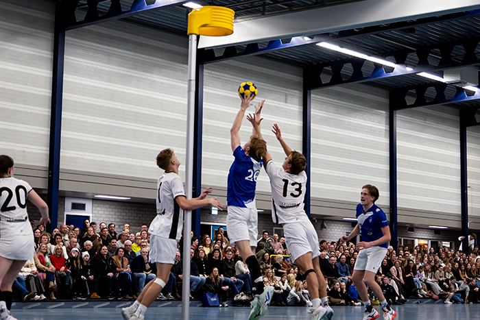 Een volle sporthal zag De Meeuwen ruim winnen van Dindoa.