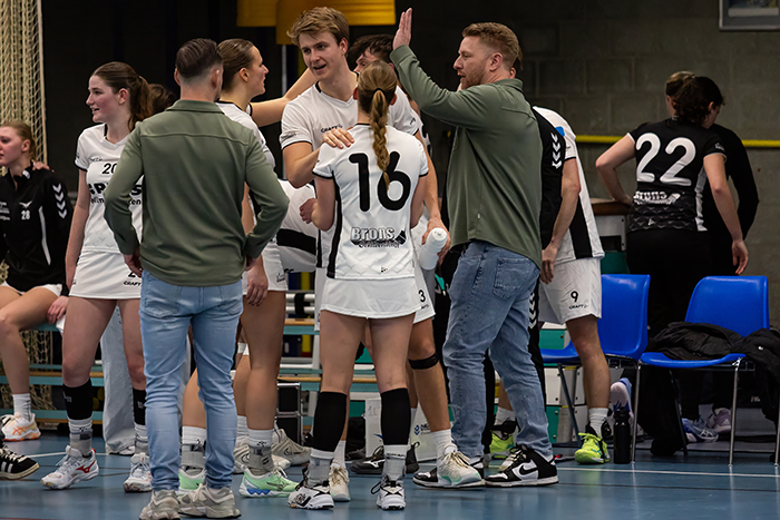 Erik van Hulsteijn viert de overwinning met zijn spelers.