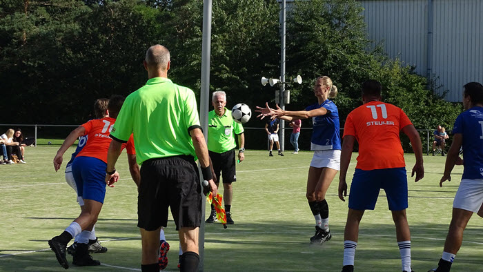 Dindoa Ermelo Saskia Lieman krijgt de bal terug uit de vrije worp