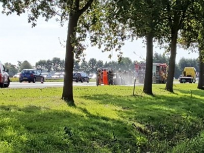 Auto met aanhanger vliegt in brand op A28