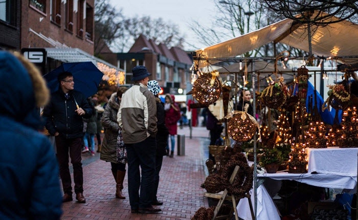 Kerstmarkt in rood, goud en wintersferen