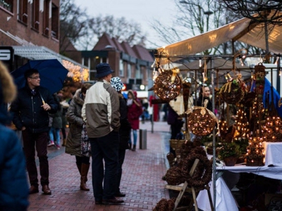 Kerstmarkt in rood, goud en wintersferen
