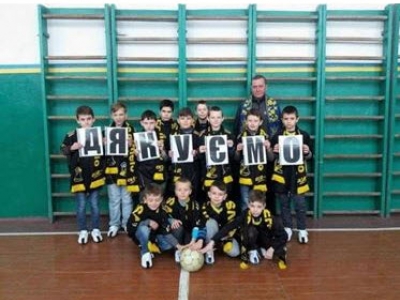 Geel Zwart schenkt voetbalschoenen aan weeshuis in Oekraine