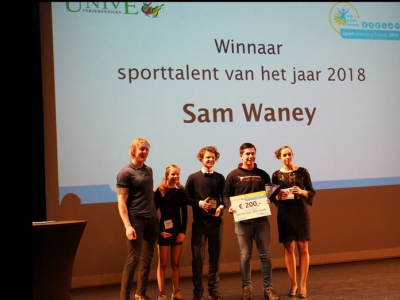Sporttalent van het jaar Sam Waney ontvangt een cheque t.w.v. € 200 van Univé