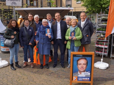 Malik Azmani op weekmarkt in Putten 