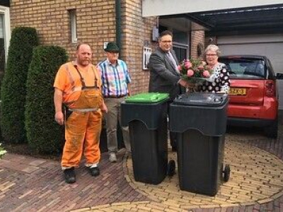 Wethouder reikt laatste set afvalcontainers uit 