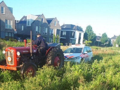 Agenten grijpen inbrekers na achtervolging, maar stranden in weiland