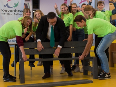 Duurzaamheidsmaand afgesloten met bank van plastic afval en leerlijn