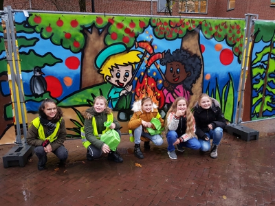 Onthulling beschilderde doeken voor de bouwhekken rondom de bouwplaats bij het gemeentehuis