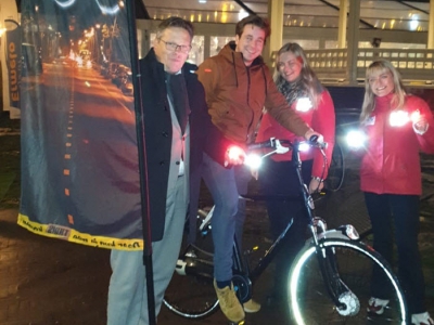 "Ik val op" Fietsverlichtingscampagne bij de ijsbaan in Ermelo