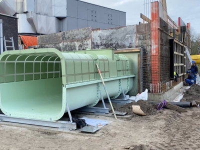 Eerste glijgoot wildwaterbaan Bosbad Putten gemonteerd