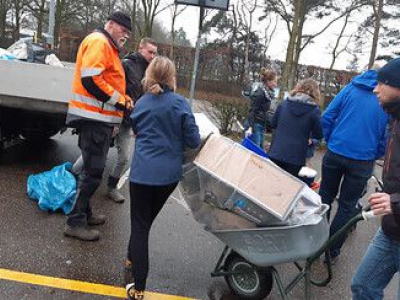 Schone straten met actie vuurwerkafval