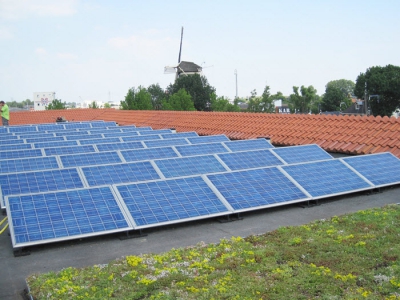 Zonneveld op waterberging Middelerf achter Veldzicht