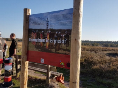 Medewerkers Het Pakhuis Ermelo geven workshops aan brugklassers van Groevenbeek