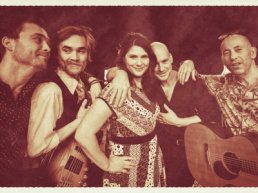 The 70’s Unplugged met ‘Love the one you’re with’