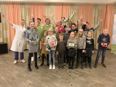 Kinderen St Jansdal spelen buiten vanaf bed