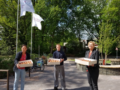 De Ouderwetse Bakkerij schenkt de eerste Hart onder de riem broodjes aan Zorggroep NW Veluwe