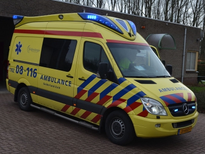 Man vast in machine bij bedrijf in Ermelo, zwaargewond naar ziekenhuis 