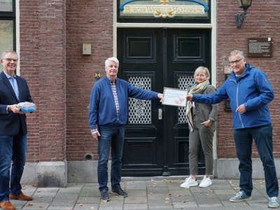 Vrienden van St Jansdal bedankt sponsoren voor VR-bril op unieke wijze