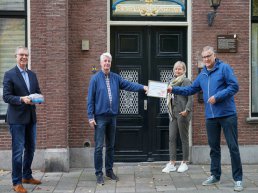 Vrienden van St Jansdal bedankt sponsoren voor VR-bril op unieke wijze