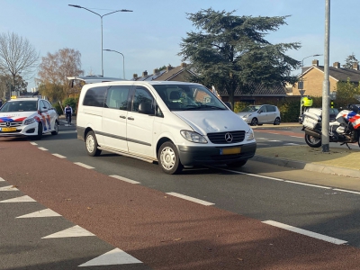 Fietser belandt op voorruit busje, oudere vrouw gewond